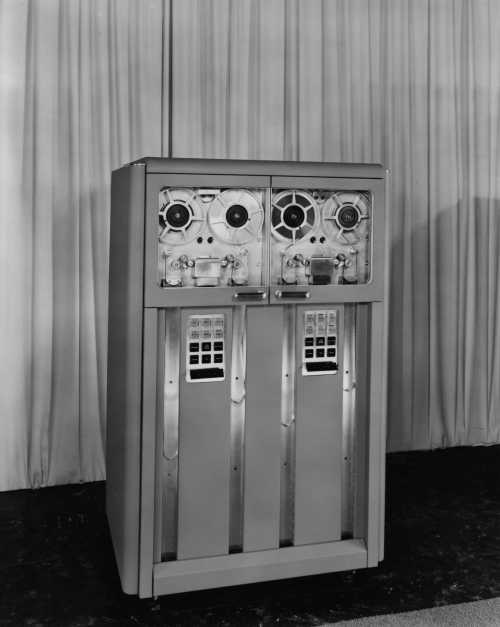 Unidad de cinta IBM 701. Se pueden observar las columnas de vacío.